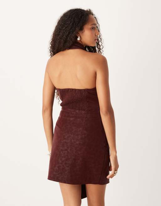 Vestido corto rojo con cuello y diseño envolvente de Amy Lynn, 4 de 4