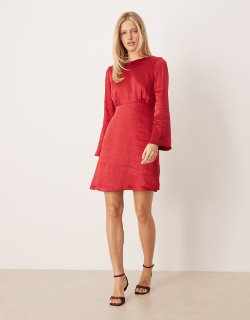 Vestido corto rojo con espalda al aire de satén de YAS, 3 de 4