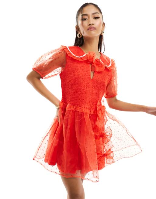 Vestido corto rojo con pecho fruncido de plumeti de tul de Neon Rose