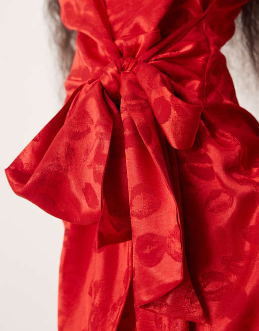 Vestido corto rojo cruzado con patrón bordado de labios de satén de Never Fully Dressed Petite, 2 de 4