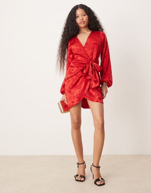 Vestido corto rojo cruzado con patrón bordado de labios de satén de Never Fully Dressed Petite, 3 de 4