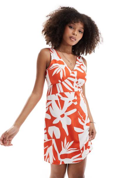 Vestido corto rojo de corte evasé con estampado abstracto, cuello de pico y lazada en la espalda de ONLY - view 1