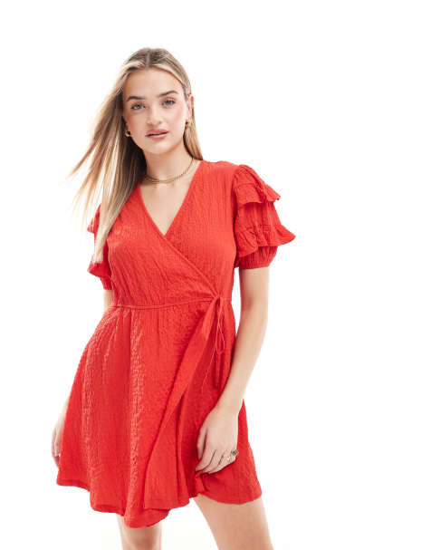 Vestido corto rojo de manga corta con detalle cruzado de Wednesday's Girl - view 1