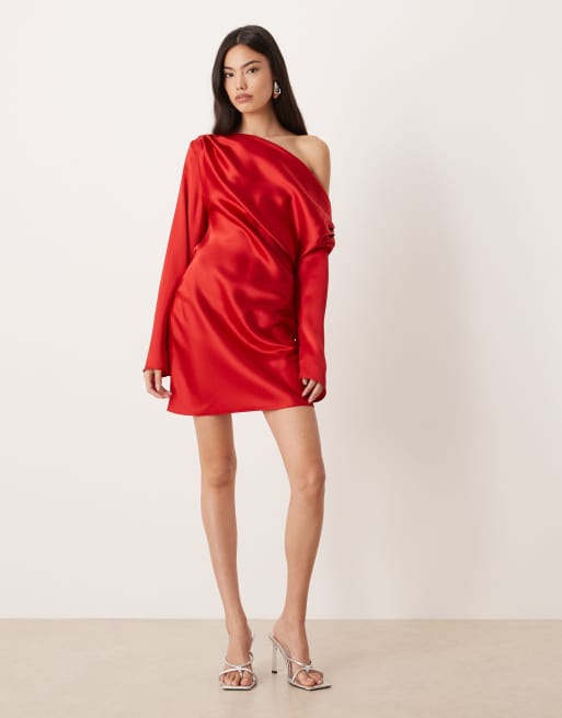 Vestido corto rojo drapeado de manga larga con escote Bardot de satén de ASOS DESIGN, 2 de 4