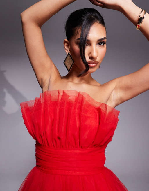 Vestido corto rojo estructurado con escote palabra de honor de tul