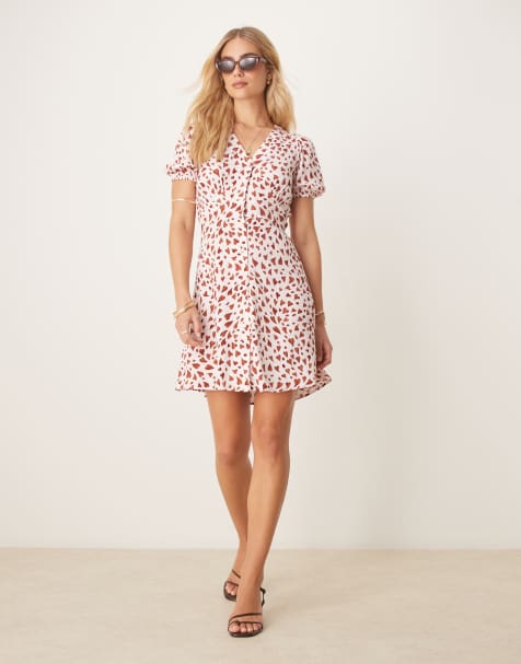 Vestido corto rosa abotonado con estampado de corazones rojos y rosas de & Other Stories - view 1
