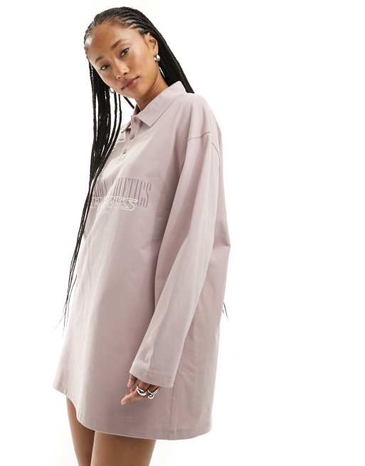 Vestido corto rosa apagado estilo polo con detalles deportivos de COLLUSION