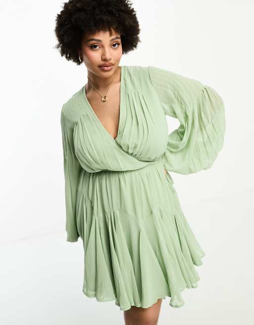 Vestido corto rosa bebé cruzado con mangas globo y detalle de lazada en la cintura de ASOS DESIGN Curve