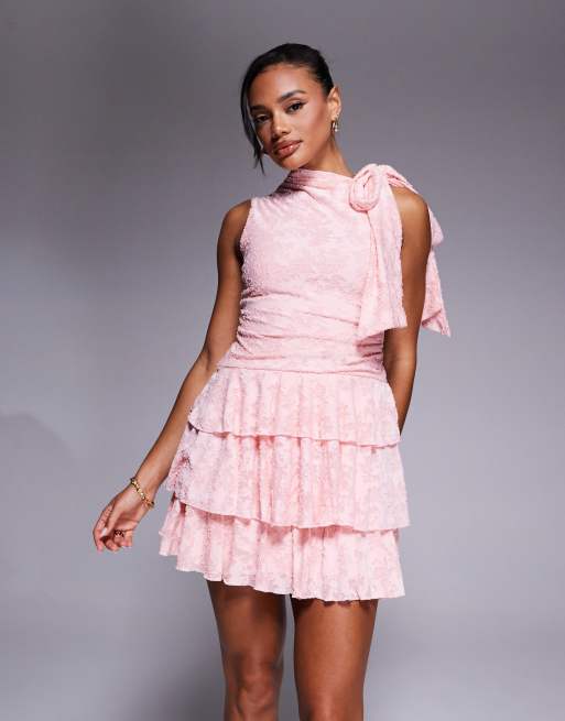 Vestido corto rosa claro sin mangas con detalle de lazada y volantes de devoré de ASOS DESIGN, 4 de 4