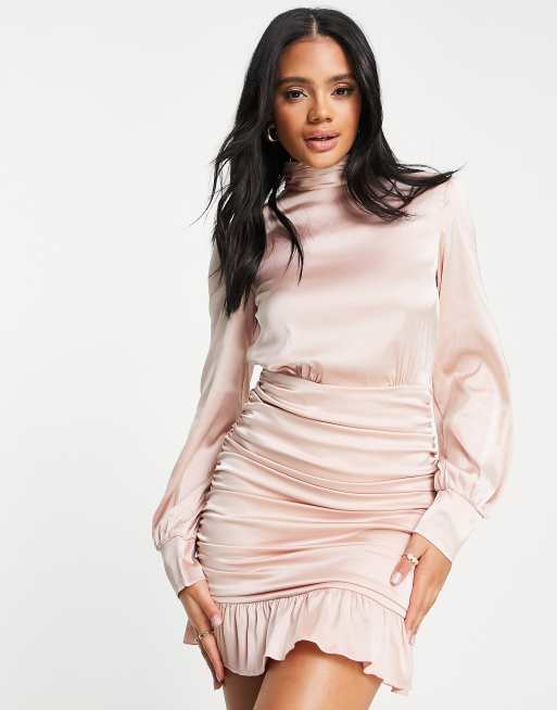 Vestido corto rosa con cuello alto y diseño fruncido de satén de Rare London