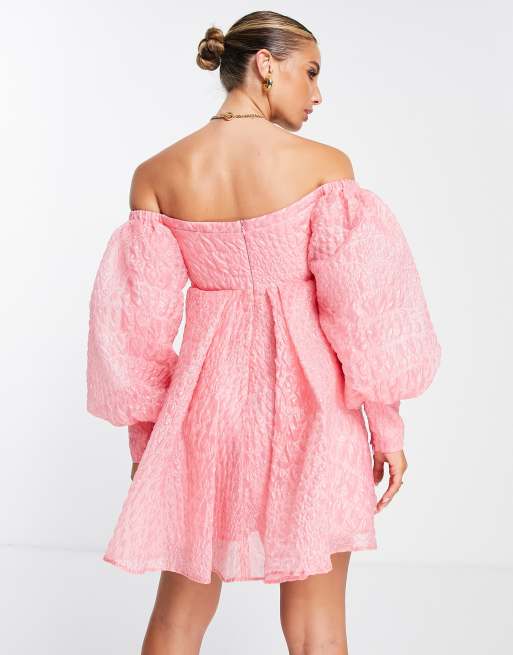 Vestido corto rosa con escote Bardot de organza texturizada de ASOS Edition, 3 de 4