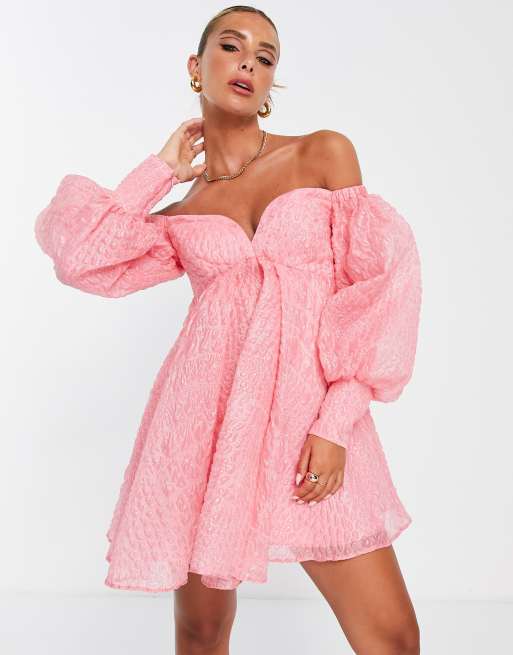 Vestido corto rosa con escote Bardot de organza texturizada de ASOS Edition, 4 de 4
