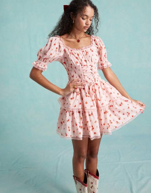 Vestido corto rosa con estampado de florecitas, diseño escalonado y detalle tipo corsé de Miss Selfridge