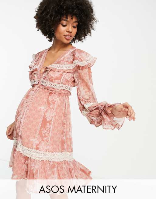 Vestido corto rosa con estampado flora, detalle de volantes, botones e insertos de encaje de ASOS DESIGN Maternity