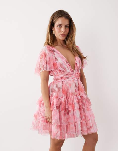 Vestido corto rosa con estampado floral, cuello de pico y falda de volantes de Lace & Beads Petite - view 1