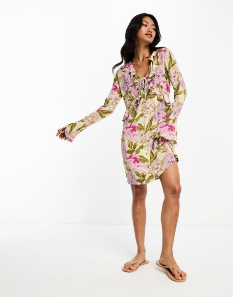Vestido corto rosa con estampado floral, lazada delantera y volantes de River Island - view 1