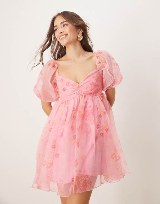 Vestido corto rosa con estampado floral y mangas transparentes de organza de Lace & Beads