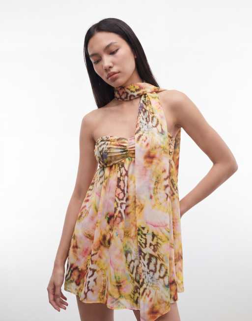 Vestido corto rosa con estampado multicolor, escote palabra de honor y detalle de fular extraíble Whyte de AFRM, 2 de 4