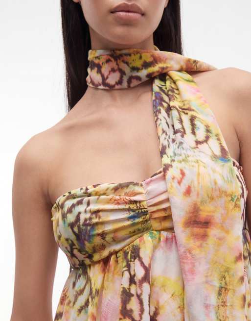Vestido corto rosa con estampado multicolor, escote palabra de honor y detalle de fular extraíble Whyte de AFRM, 3 de 4