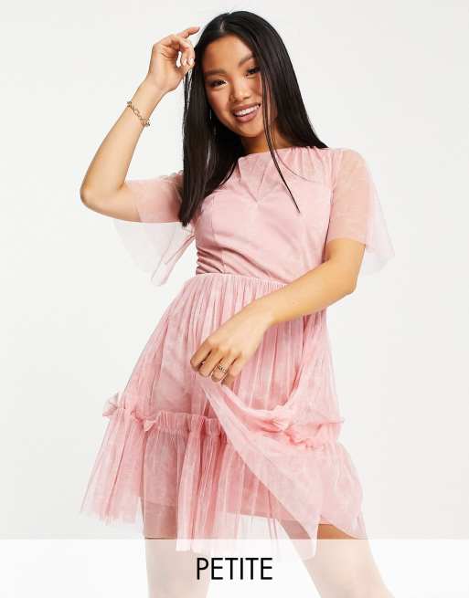 Vestido corto rosa con volantes y diseño bordado de tul de Anaya with Love Petite