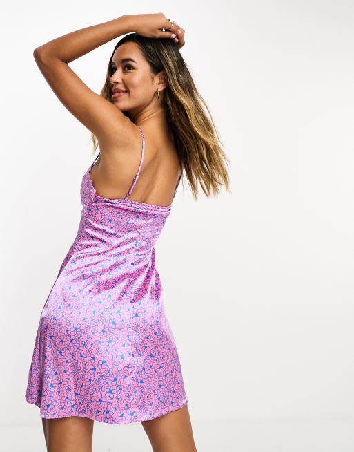Vestido corto rosa con vuelo y estampado floral de satén de Urban Threads, 2 de 4