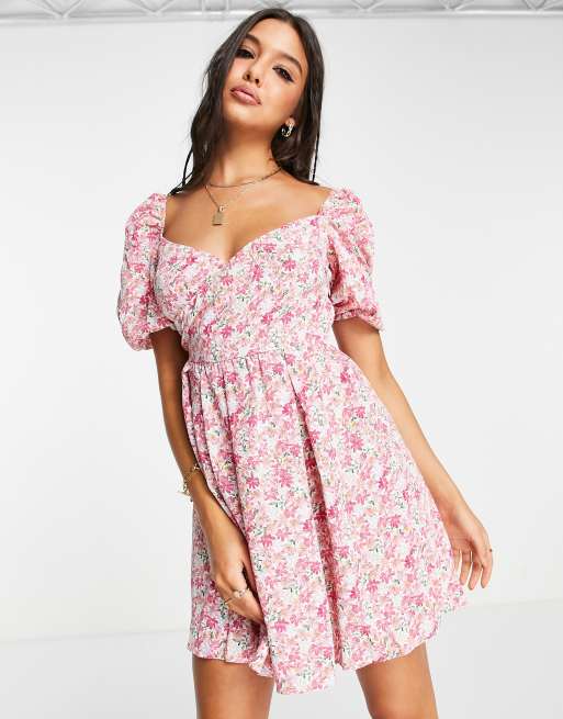 Vestido corto rosa de corte skater con mangas abullonadas, escote corazón y estampado floral de NaaNaa