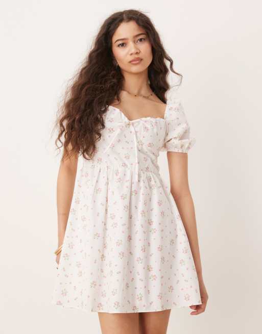 Vestido corto rosa de estilo mesonera con estampado de florecitas y mangas abullonadas de Glamorous