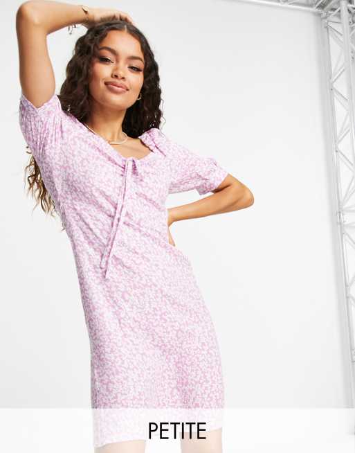 Vestido corto rosa de flores con detalle en el pecho de Only Petite