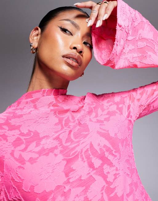 Vestido corto rosa de manga larga con cuello alto y espalda descubierta de devoré de ASOS DESIGN, 4 de 4