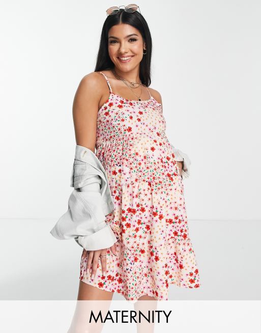 Vestido corto rosa de tirantes con diseño escalonado y estampado de florecitas de Wednesday's Girl Maternity