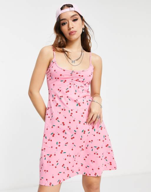 Vestido corto rosa de tirantes con vuelo y estampado de cerezas de Only