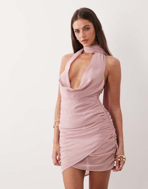 Vestido corto rosa empolvado cruzado con escote desmesurado y detalle de lazada exclusivo de The Frolic - view 1