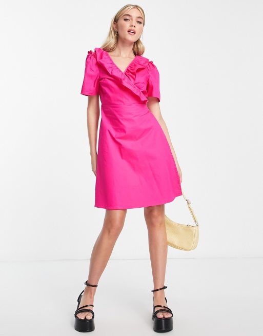 Vestido corto rosa luminoso cruzado con detalle de volante de Pieces