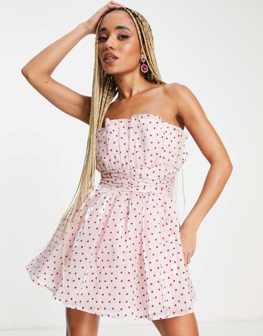 Vestido corto rosa palabra de honor con estampado de corazones de organza exclusivo de Collective The Label