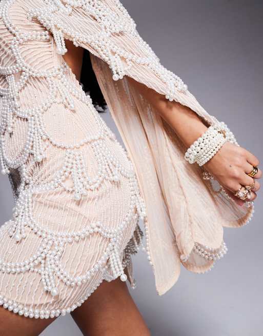 Vestido corto rosa rubor con capa y diseño adornado de perlas de ASOS LUXE, 4 de 4