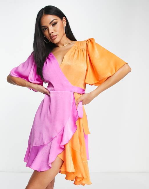 Vestido corto rosa y naranja con diseño en contraste, volantes y mangas acampanadas de satén de Flounce London