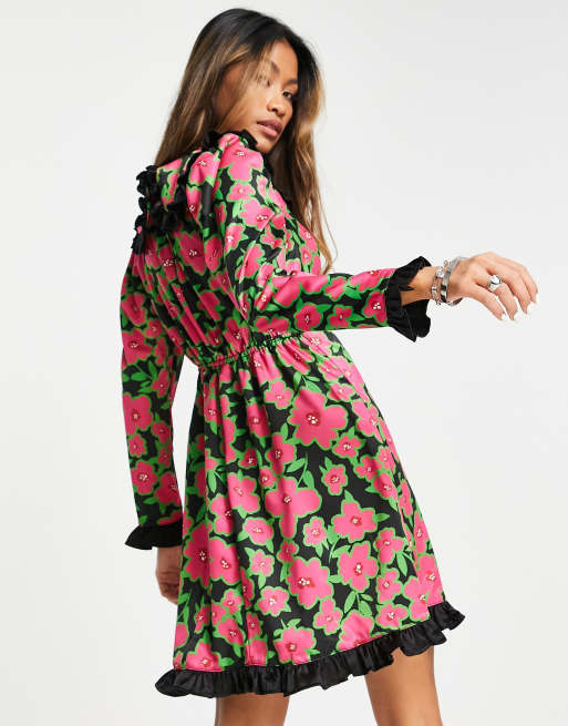 Vestido corto rosa y negro con cuello babero y estampado floral de Twisted Wunder, 2 de 4