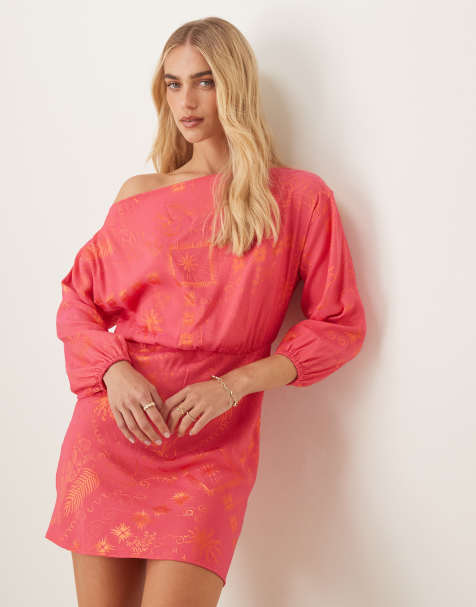 Vestido corto rosa y rojo plisado con escote Bardot Tilly de Never Fully Dressed Plus - view 1