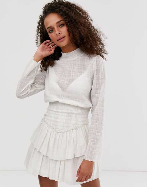 Vestido corto texturizado con cuello subido y cintura fruncida en color marfil de ASOS DESIGN