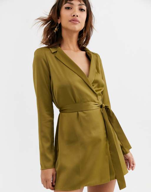 Vestido corto tipo esmoquin de satén con cinturón de tela de ASOS DESIGN