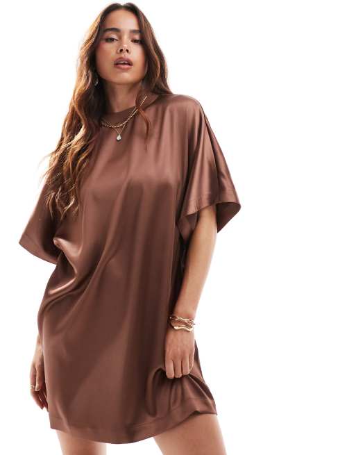 Vestido corto tostado estilo camiseta extragrande de satén de ASOS DESIGN, 2 de 4