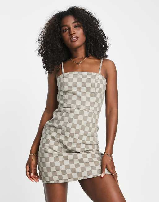 Vestido corto vaquero beis a cuadros de Urban Revivo 
