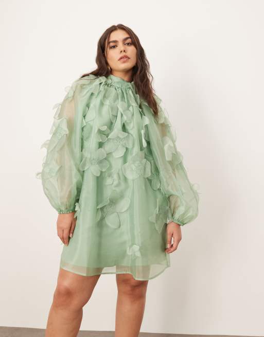 Vestido corto verde claro de corte trapecio con aplicaciones florales y cuello alto de organza de ARRANGE Curve