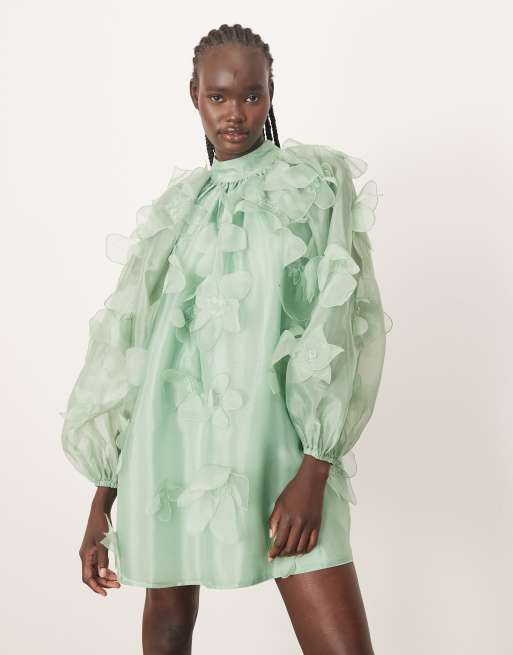 Vestido corto verde claro de corte trapecio con aplicaciones florales y cuello alto de organza de ARRANGE