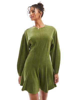 Vestido corto verde con bajo con vuelo y abertura en la espalda de pana gruesa de ASOS DESIGN - view 1