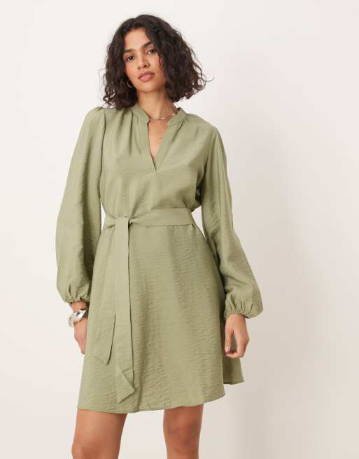 Vestido corto verde con cuello de pico y lazada en la cintura de Vila, 2 de 4