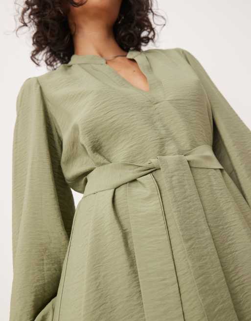 Vestido corto verde con cuello de pico y lazada en la cintura de Vila, 3 de 4