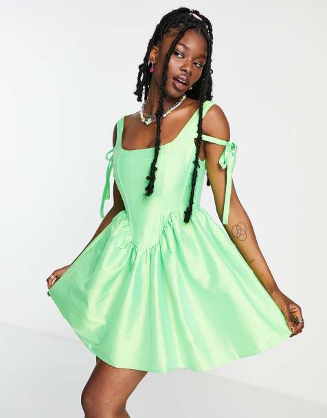 Vestido corto verde con detalle de corsé y lazadas de COLLUSION - view 1