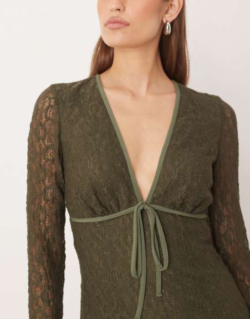 Vestido corto verde escotado de manga larga con lazada delantera de encaje de ASOS DESIGN, 4 de 4