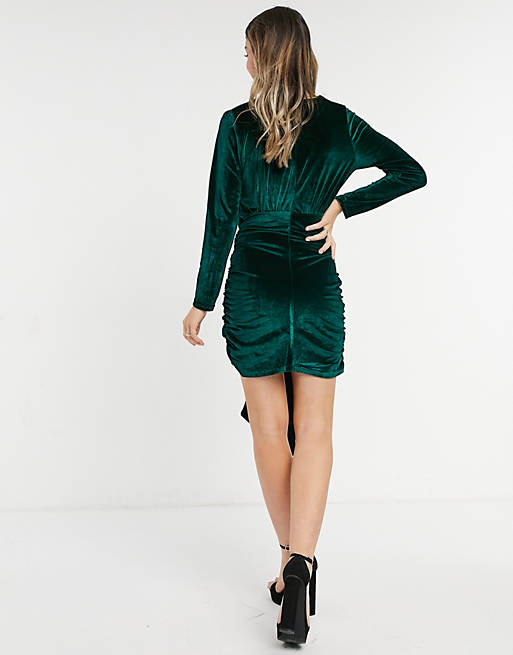 Vestido corto verde esmeralda con parte delantera fruncida y lazo de  terciopelo de In The Style | ASOS